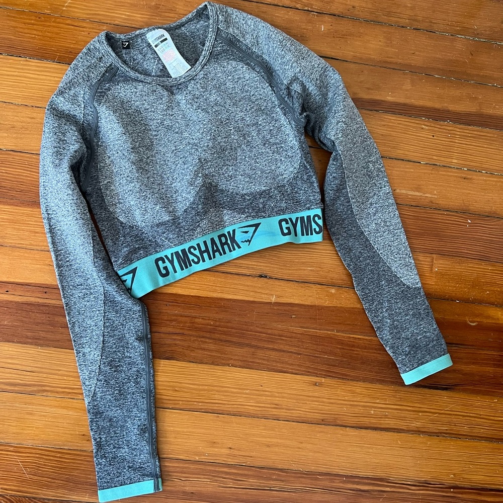 Long-sleeved gymshark workout top with some compression and great contouring